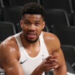 Giannis Antetokounmpo v piatok brutálne zasiahol v Milwaukee Bucks kvôli zraneniu.