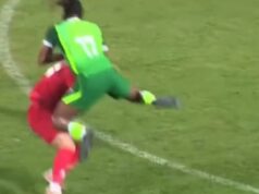 Hviezda Premier League je priateľsky VYPUSTOVANÁ po zúrivej reakcii na zápas, keď SKOČÍ na svojho súpera pohybom v štýle „WWE“ a rozpútava masovú bitku Alex Iwobi bol vylúčený v priateľskom zápase počas hry za Nigériu po zúrivej reakcii na zákrok