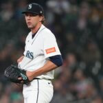 Nadhadzovač Seattle Mariners Logan Gilbert schytal v stredu večer v jeho drese čiarovú jazdu