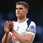 LONDÝN, ANGLICKO - 18. apríla: Micky van de Ven počas zápasu Premier League medzi Tottenham Hotspur a Brighton & Hove Albion na štadióne Tottenham Hotspur 18. apríla 2026 v Londýne v Anglicku. (Foto: Marc Atkins/Getty Images)