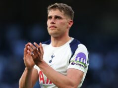 Hviezda Tottenhamu Micky van de Ven podpísal favorita medzi Liverpoolom a Man Utd LONDÝN, ANGLICKO - 18. apríla: Micky van de Ven počas zápasu Premier League medzi Tottenham Hotspur a Brighton & Hove Albion na štadióne Tottenham Hotspur 18. apríla 2026 v Londýne v Anglicku. (Foto: Marc Atkins/Getty Images)