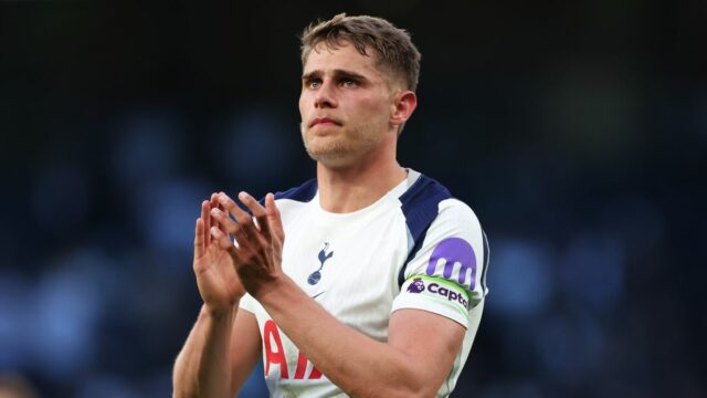LONDÝN, ANGLICKO - 18. apríla: Micky van de Ven počas zápasu Premier League medzi Tottenham Hotspur a Brighton & Hove Albion na štadióne Tottenham Hotspur 18. apríla 2026 v Londýne v Anglicku. (Foto: Marc Atkins/Getty Images)