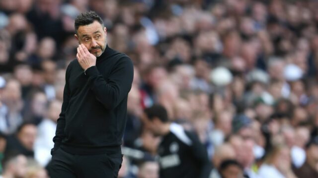 LONDÝN, ANGLICKO - 18. apríla: Manažér Tottenhamu Hotspur Roberto De Zerbi počas zápasu Premier League medzi Tottenham Hotspur a Brighton & Hove Albion na štadióne Tottenham Hotspur 18. apríla 2026 v Londýne v Spojenom kráľovstve. (Foto: Rob Newell – CameraSport cez Getty Images)