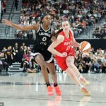 Caitlin Clarkovú bráni jej olympijská spoluhráčka a hviezda Las Vegas Aces Jackie Young