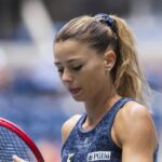 MONTREAL, QC – 8. AUGUST: Camila Giorgi ITA čaká na podanie počas zápasu prvého kola na turnaji WTA, Tennis Damen National Bank Open 8. augusta 2023 na štadióne IGA v Montreale, QC Fotografia od Davida Kirouaca/Icon Sportswire TENIS: 8. augusta National Bank Open Icon2308708 LEN POUŽITIE EDITORIÁLU