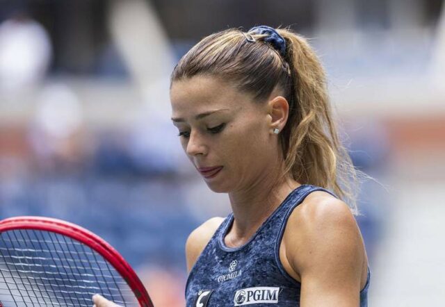 MONTREAL, QC – 8. AUGUST: Camila Giorgi ITA čaká na podanie počas zápasu prvého kola na turnaji WTA, Tennis Damen National Bank Open 8. augusta 2023 na štadióne IGA v Montreale, QC Fotografia od Davida Kirouaca/Icon Sportswire TENIS: 8. augusta National Bank Open Icon2308708 LEN POUŽITIE EDITORIÁLU