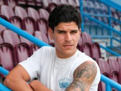 Hviezda West Hamu Mateus Fernandes odhaľuje príbeh za jeho nezvyčajným tetovaním – a jeho katastrofálnym pokusom hrať golf! Matheus Fernandes má tetovanie na počesť svojho prvého trénera To Ze, ktorý zomrel, keď mal 11 rokov