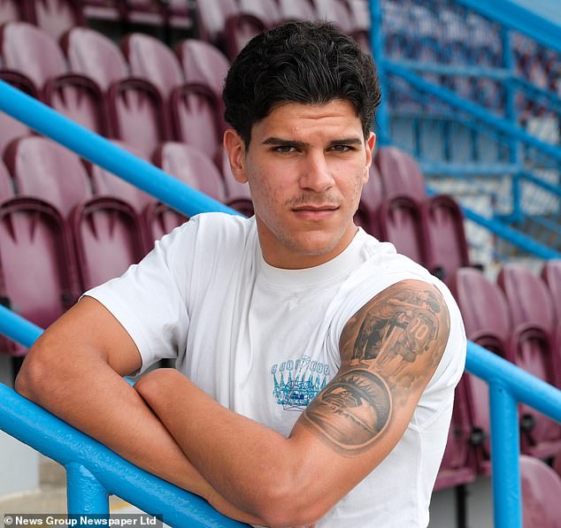 Hviezda West Hamu Mateus Fernandes odhaľuje príbeh za jeho nezvyčajným Matheus Fernandes má tetovanie na počesť svojho prvého trénera To Ze, ktorý zomrel, keď mal 11 rokov