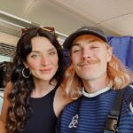 Futbalista Jackson Irvine (na snímke s manželkou Jemillou Pirovou) zamieril do FIFA za rozhodnutie odovzdať svoju inauguračnú cenu za mier americkému prezidentovi Donaldovi Trumpovi.