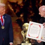 WASHINGTON, DC – 5. DECEMBER: Gianni Infantino, prezident FIFA, odovzdáva cenu FIFA za mier pre amerického prezidenta Donalda Trumpa počas oficiálneho žrebovania FIFA World Cup 2026 v John F. Kennedy Center for the Performing Arts 5. decembra 2025 vo Washingtone, DC. (Foto Hector Vivas – FIFA/FIFA cez Getty Images)