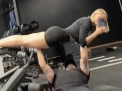 Hviezda zakázanej Premier League tlačí na lavičke horúcej priateľky v ohromujúcom videu z posilňovne Muž s vyholenou hlavou a viditeľným tetovaním na krku má oblečený modrý športový dres. Stojí na ihrisku, pravdepodobne sa zúčastňuje súťažného športového podujatia, a zdá sa, že je zameraný na niečo v diaľke. Pozadie je mierne rozmazané, čo naznačuje pohyb alebo dav divákov.