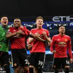 Neligový tím Wythenshawe FC Vets dokončil podpis ikony Manchestru United Antonia Valenciu (druhý zľava)