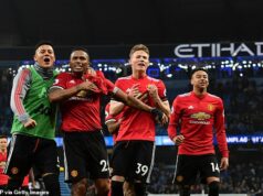 Hviezdami nabitý neligový futbalový tím plný bývalých hráčov Premier League podpísal ďalšiu ikonu Man United Neligový tím Wythenshawe FC Vets dokončil podpis ikony Manchestru United Antonia Valenciu (druhý zľava)