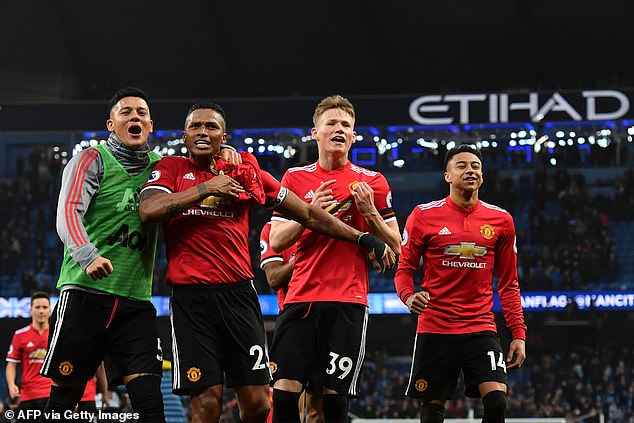 Hviezdami nabitý neligový futbalový tím plný bývalých hráčov Premier League Neligový tím Wythenshawe FC Vets dokončil podpis ikony Manchestru United Antonia Valenciu (druhý zľava)