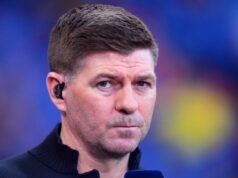 Hviezdu Liverpoolu si vybral Steven Gerrard po „krutom góle PSG“ Steven Gerrard sa pozerá