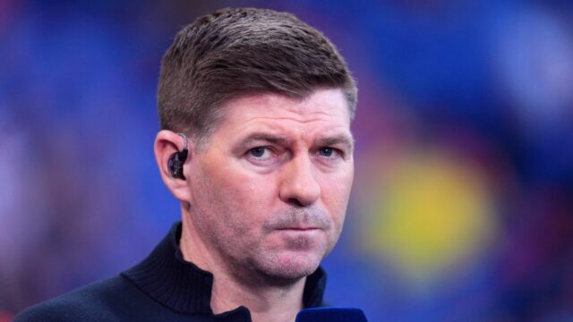 Steven Gerrard sa pozerá