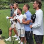 Hviezdy San Francisco 49ers Christian McCaffrey a George Kittle spievali národnú hymnu pred golfom v Kalifornii