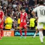 Hviezdy Realu Madrid vítajú jedného hráča Bayernu Mníchov po súboji s UCL