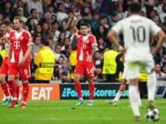 Hviezdy Realu Madrid vítajú jedného hráča Bayernu Mníchov po súboji s UCL Hviezdy Realu Madrid vítajú jedného hráča Bayernu Mníchov po súboji s UCL