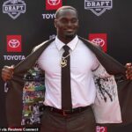 Jeremiyah Love odhalil úžasný oblek vyrobený na mieru pre návrh NFL