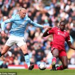 Francúz mal ťažký začiatok kampane a manažér Arne Slot povedal, že bol „príliš veľa na mieste činu“ po remíze 3:3 v Leeds United.