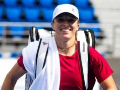 Iga Swiatek dostáva správu od Rafaela Nadala po tréningu v jeho akadémii Foto Robert Prange/Getty Images