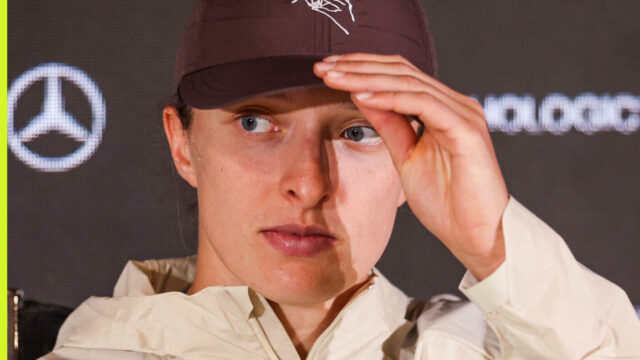 Iga Swiateková po kritike zo strany svojho tímu zastavuje „super drsné poľské médiá“.
