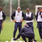 Útočník Belgicka Romelu Lukaku (R) gestikuluje po boku francúzskeho asistenta trénera Belgicka Thierryho Henryho.