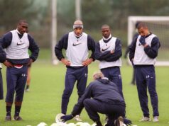 Ikona Arsenalu ponížila hráča, aby v „bláznivých“ scénach vyšiel z tréningového ihriska Útočník Belgicka Romelu Lukaku (R) gestikuluje po boku francúzskeho asistenta trénera Belgicka Thierryho Henryho.