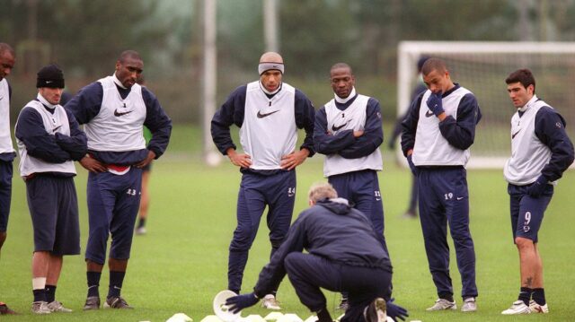 Útočník Belgicka Romelu Lukaku (R) gestikuluje po boku francúzskeho asistenta trénera Belgicka Thierryho Henryho.