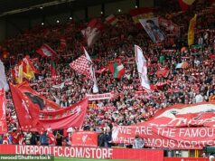 Ikonické vlajky na Kop Ende budú odstránené na posledné zápasy sezóny, keď fanúšikovia Liverpoolu protestujú proti zvyšovaniu cien vstupeniek Zväz priaznivcov Shankly už vyzval fanúšikov, aby nemíňali peniaze na Anfielde a aby odložili obnovenie permanentiek až do termínu 25. mája, aby „odoslali správu“