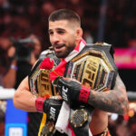 LAS VEGAS, NEVADA - 28. JÚNA: Ilia Topuria z Gruzínska oslavuje po víťazstve prostredníctvom knockoutu proti Charlesovi Oliveira z Brazílie (nie je na obrázku) počas titulového súboja ľahkej váhy na UFC 317 v T-Mobile Arene 28. júna 2025 v Las Vegas, Nevada. (Foto: Ian Maule/Getty Images)