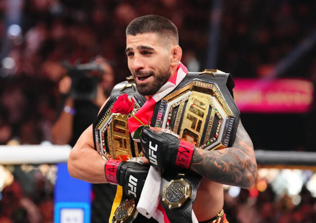 LAS VEGAS, NEVADA - 28. JÚNA: Ilia Topuria z Gruzínska oslavuje po víťazstve prostredníctvom knockoutu proti Charlesovi Oliveira z Brazílie (nie je na obrázku) počas titulového súboja ľahkej váhy na UFC 317 v T-Mobile Arene 28. júna 2025 v Las Vegas, Nevada. (Foto: Ian Maule/Getty Images)