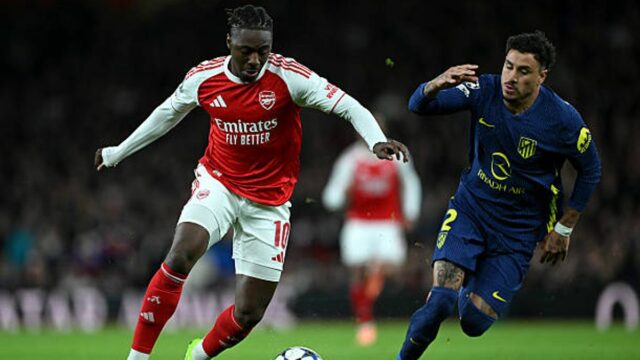 Eberechi Eze z Arsenalu beží s loptou, zatiaľ čo je pod tlakom Jose Maria Gimeneza z Atletica de Madrid počas zápasu fázy MD3 Ligy majstrov UEFA 2025/26 medzi Arsenal FC a Atletico de Madrid na štadióne Arsenal 21. októbra 2025 v Londýne v Anglicku.