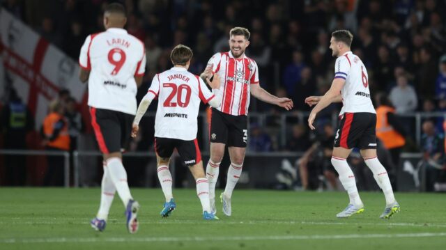 Ryan Manning zo Southamptonu oslavuje