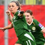 Katie McCabe oslavuje