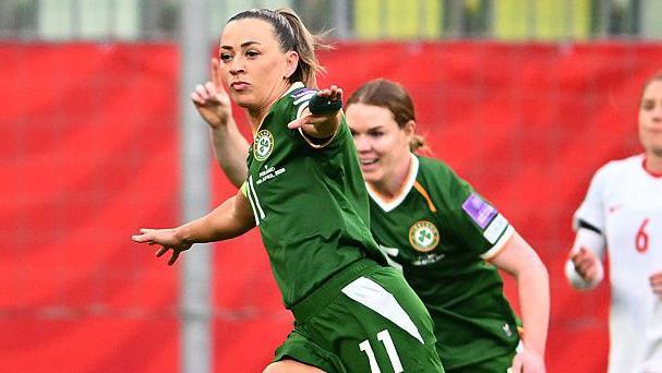 Írska republika ohromila Poľsko v gdanskom trileri Katie McCabe oslavuje