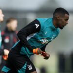 Isak bol po dlhej absencii zranení menovaný do zostavy Liverpoolu pre PSG