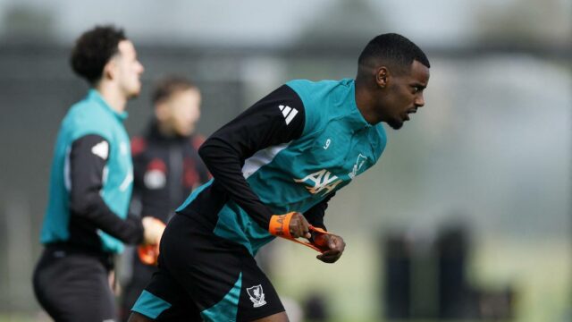 Isak bol po dlhej absencii zranení menovaný do zostavy Liverpoolu pre PSG
