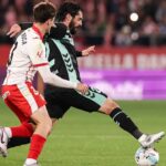 Isco sa vracia, keď Unai Simon vykopáva Athletic