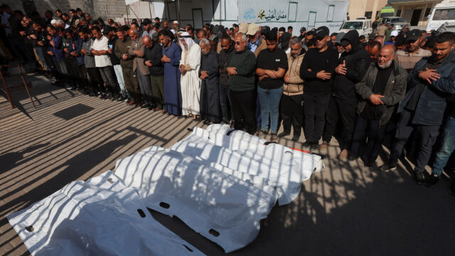 Izrael eskaluje útoky v Gaze, pri ktorých zahynulo 12 ľudí | Slučka
