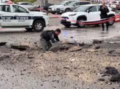 Izraelská polícia kontroluje škody na ceste po dopade rakety | Americko-izraelská vojna proti Iránu Izraelská polícia kontroluje škody na ceste po dopade rakety | Americko-izraelská vojna proti Iránu