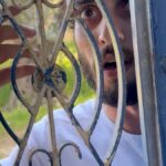 Izraelský osadník útočí na dom hebronské aktivistky, zatiaľ čo vojak sa pozerá na | Okupovaný Západný breh