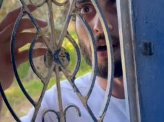 Izraelský osadník útočí na dom hebronské aktivistky, zatiaľ čo vojak sa pozerá na | Okupovaný Západný breh Izraelský osadník útočí na dom hebronské aktivistky, zatiaľ čo vojak sa pozerá na | Okupovaný Západný breh