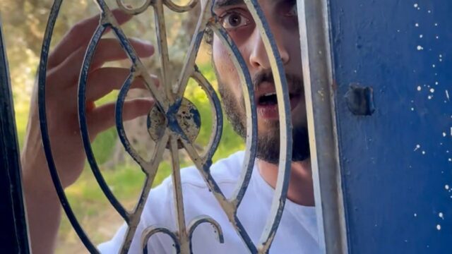 Izraelský osadník útočí na dom hebronské aktivistky, zatiaľ čo vojak sa pozerá na | Okupovaný Západný breh
