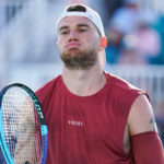 Jackovi Draperovi sa počas zápasu Barcelona Open „podrazilo koleno“, keďže problémy so zraneniami pokračujú