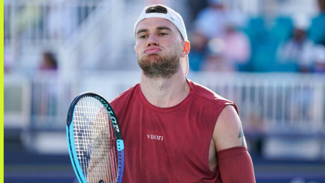 Jackovi Draperovi sa počas zápasu Barcelona Open „podrazilo koleno“, keďže problémy so zraneniami pokračujú
