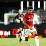 Jadon Sancho odpadol pre zranenie ramena, ktoré by mohlo ovplyvniť koniec sezóny Aston Villy