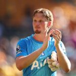 James Maddison víta svojho spoluhráča z Tottenhamu Antonina Kinského po tom, čo porazili Wolves 1:0