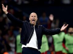 Jamie Carragher hovorí o hviezde Liverpoolu, ktorá „robí chybu každý zápas“ a trvá na tom, že podtlakový šéf Arne Slot sa pri porážke PSG „veľmi pomýlil“ Jamie Carragher tvrdil, že tréner Liverpoolu Arne Slot sa proti PSG